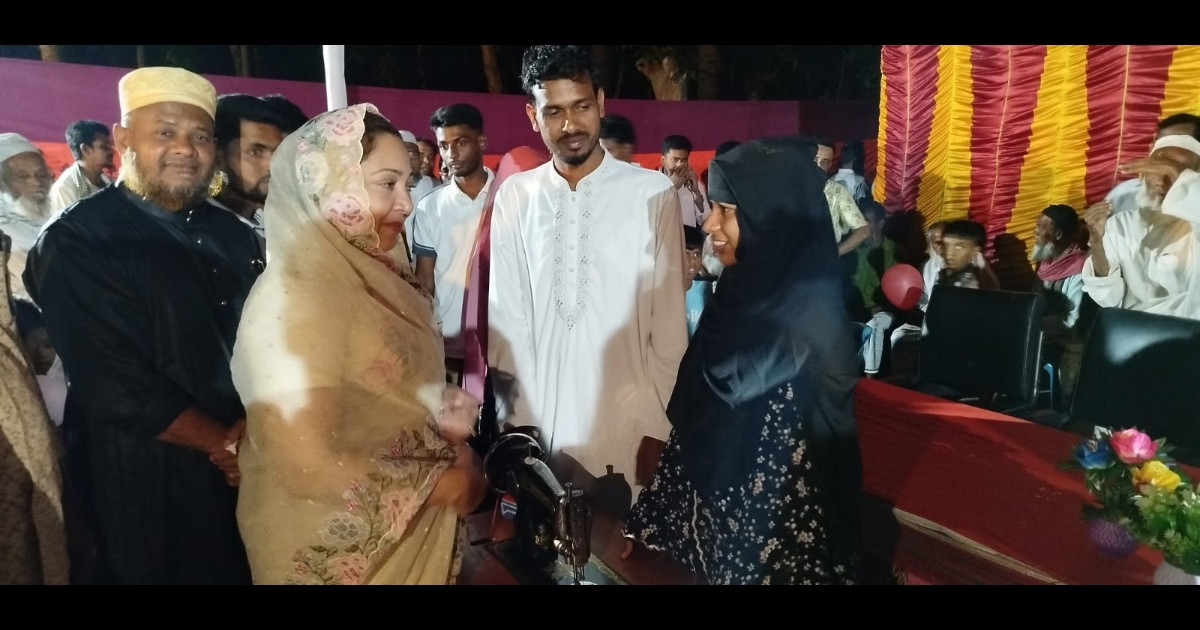 নারীদের ক্ষমতায়ন বৃদ্ধির লক্ষ্যে প্রশিক্ষণ শেষে সেলাই মেশিন বিতরণ