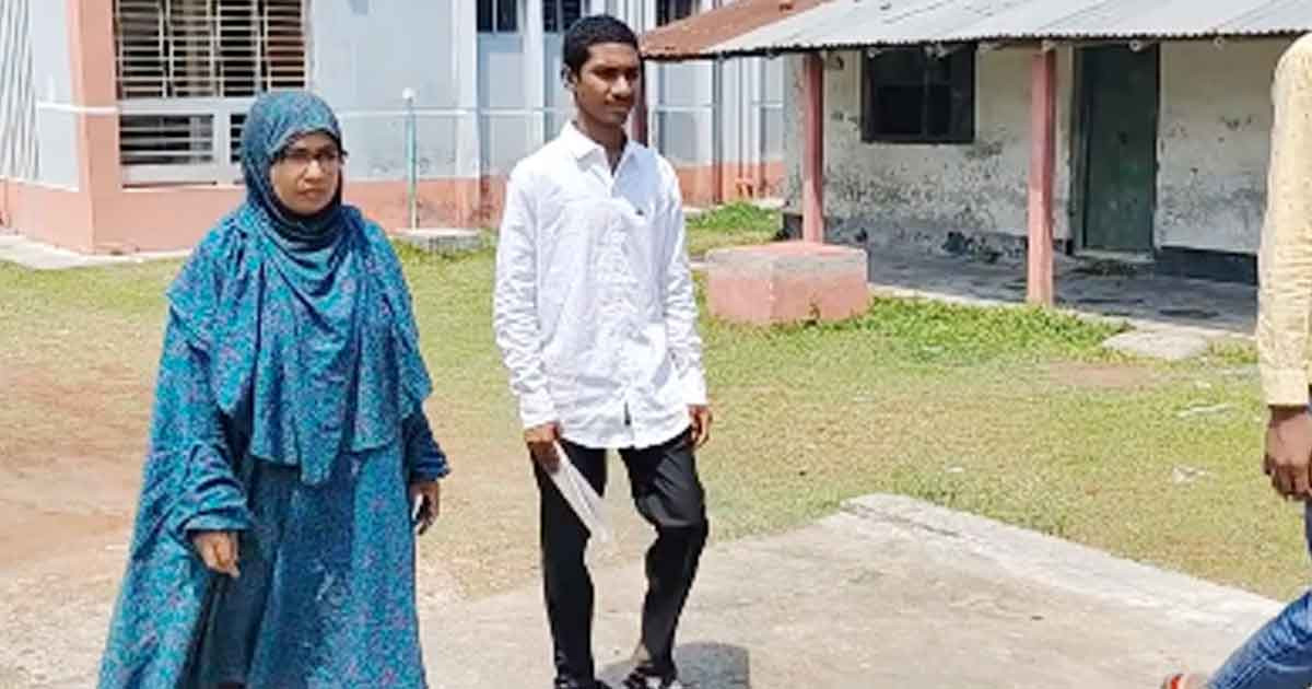 লালপুরে ছেলে সঙ্গে এসএসসি পরীক্ষা দিচ্ছেন মা