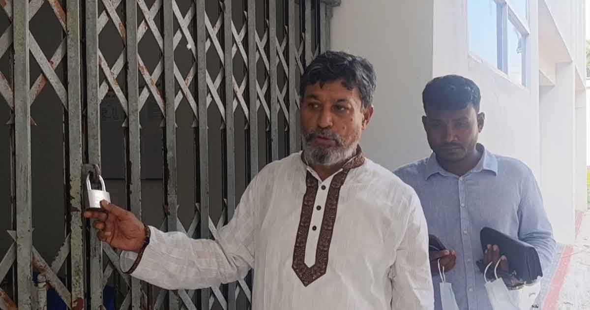 হাসপাতাল পরিদর্শনে গিয়ে তালাবদ্ধ ফটক দেখে এমপির ক্ষোভ