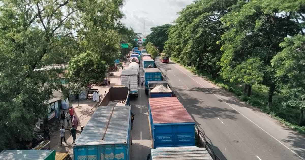 ছুটির দিন ঢাকা-চট্টগ্রাম মহাসড়কে তীব্র যানজট, ভোগান্তিতে যাত্রীরা