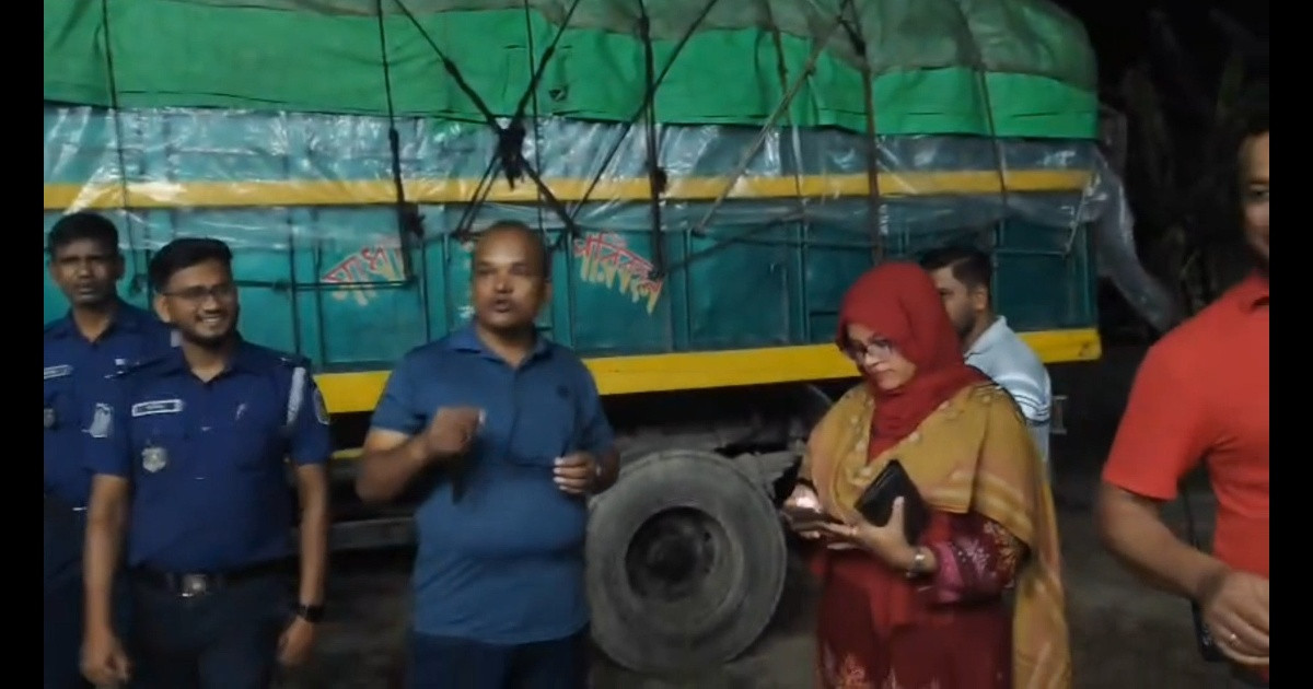 নেত্রকোণায় পাচারের সময় ৬৬৭ বস্তা সরকারি চাল জব্দ, আটক ২