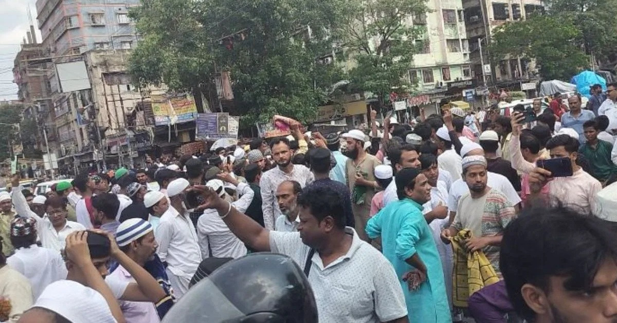 কলকাতার রাস্তায় জুমার নামাজে পুলিশি বাধা, চরম উত্তেজনা