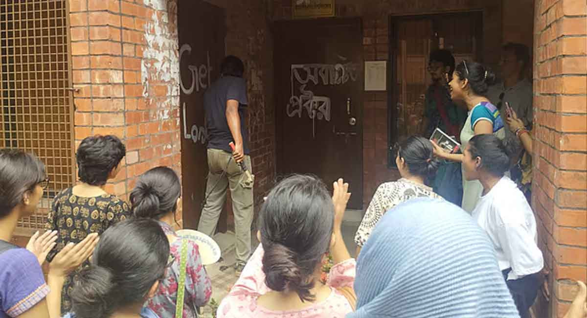 জাবিতে ধর্ষণচেষ্টা: বিচারের দাবিতে প্রক্টর কার্যালয়ে শিক্ষার্থীদের তালা
