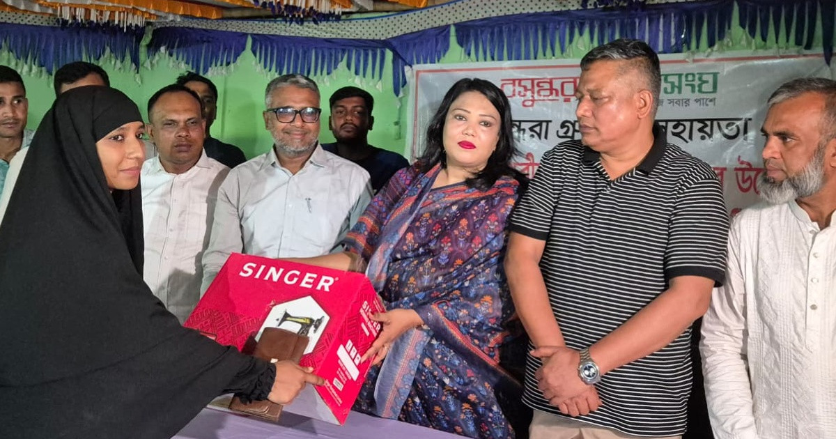 বগুড়ার গাবতলীতে বসুন্ধরা শুভসংঘের সেলাই মেশিন বিতরণ