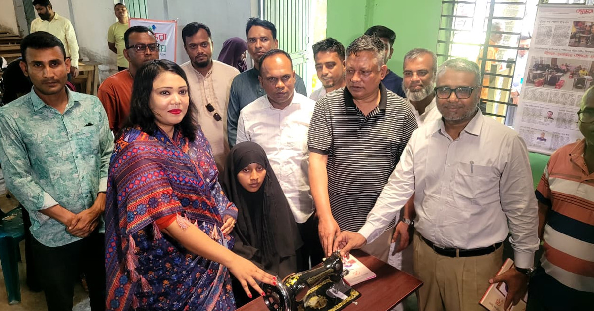 বগুড়ায় বসুন্ধরা শুভসংঘের সেলাই মেশিন বিতরণ