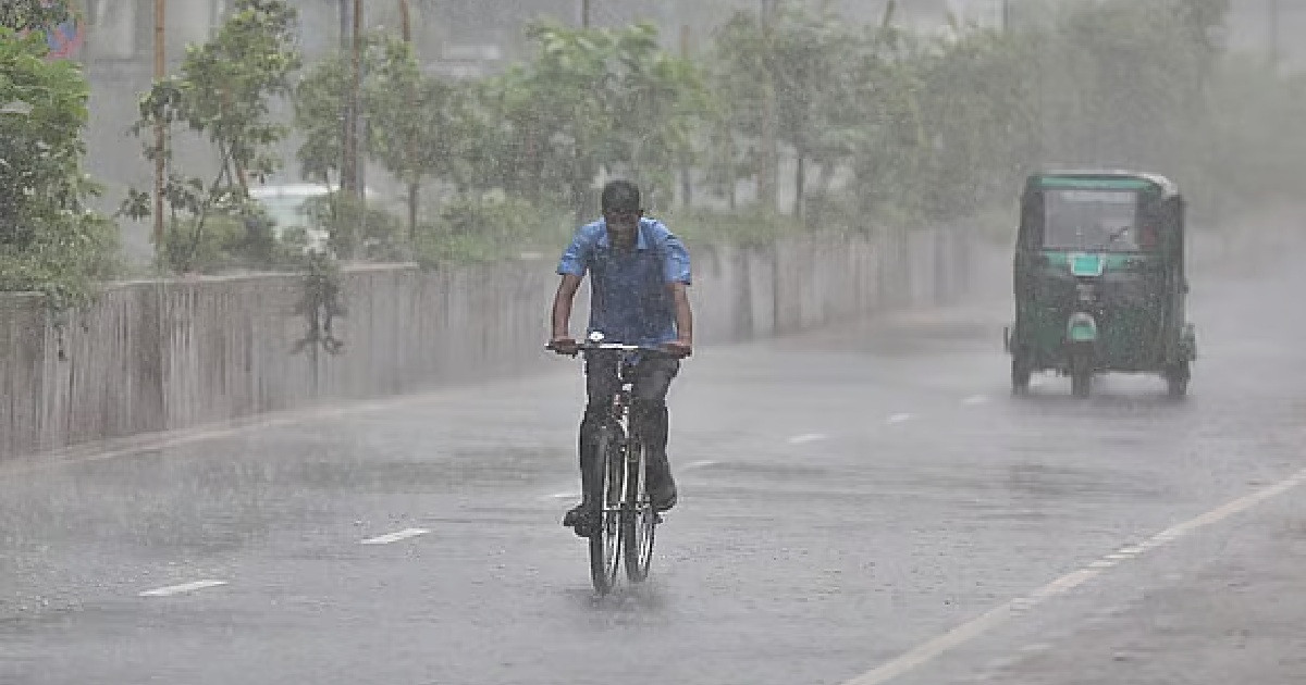 সাতসকালে রাজধানীতে ঝুম বৃষ্টি