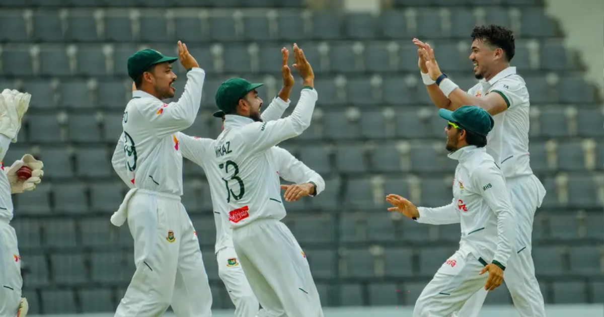 চার ইউকেট নিয়ে স্বস্তিতে মধ্যাহ্নভোজে বাংলাদেশ