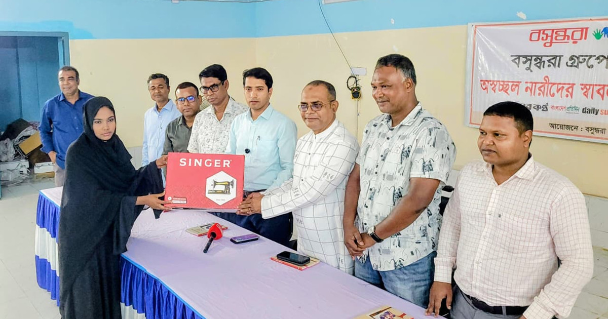 বগুড়া সদর উপজেলায় বসুন্ধরা শুভসংঘের সেলাই মেশিন বিতরণ