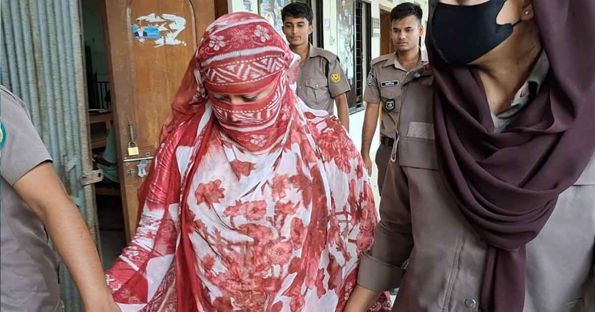 কাঠগড়ায় ‘আয়নাবাজি’ করতে গিয়ে অবশেষে ধরা