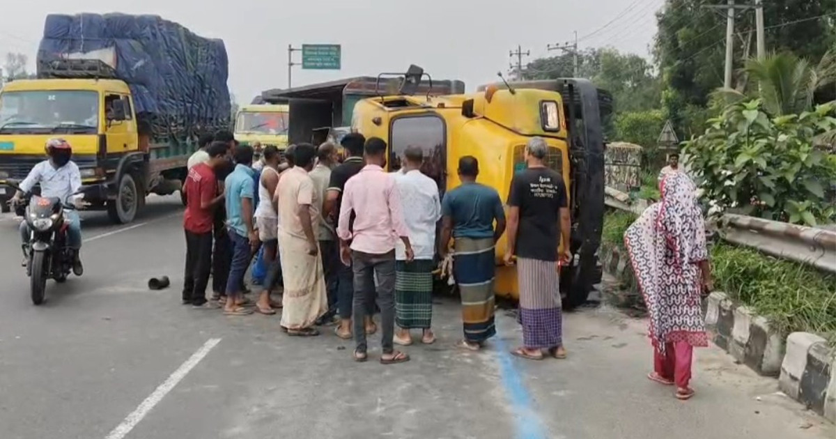 ঢাকা-টাঙ্গাইল মহাসড়কে ট্রাক উল্টে চালকের মৃত্যু