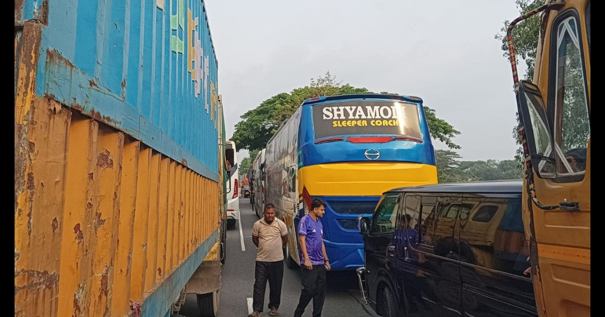 ঢাকা-চট্টগ্রাম মহাসড়কে দীর্ঘ যানজট, চরম ভোগান্তি