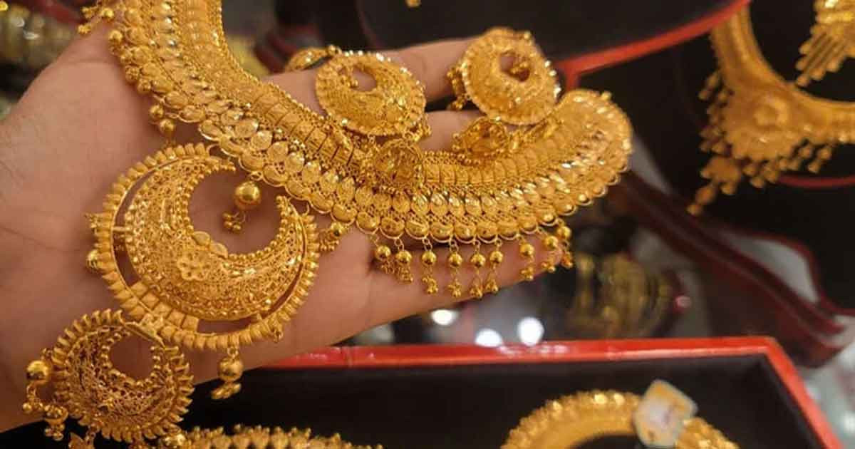 লাফিয়ে বাড়ার পর আজ স্বর্ণের ভরি কত?