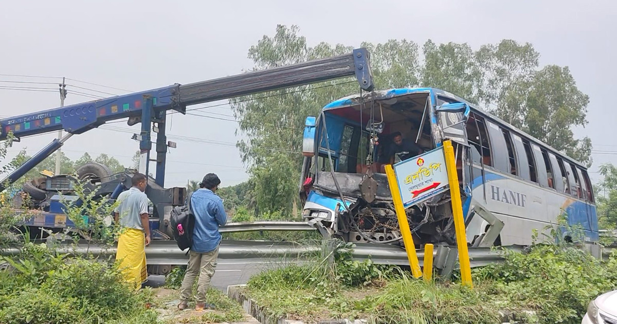 ঢাকা-টাঙ্গাইল মহাসড়কের বাস দুর্ঘটনায় আহত ১০