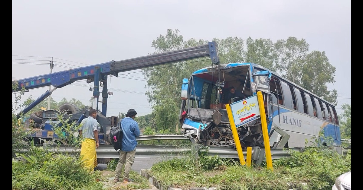 ঢাকা-টাঙ্গাইল মহাসড়কের নাটিয়াপাড়ায় বাস দুর্ঘটনা, আহত ১০