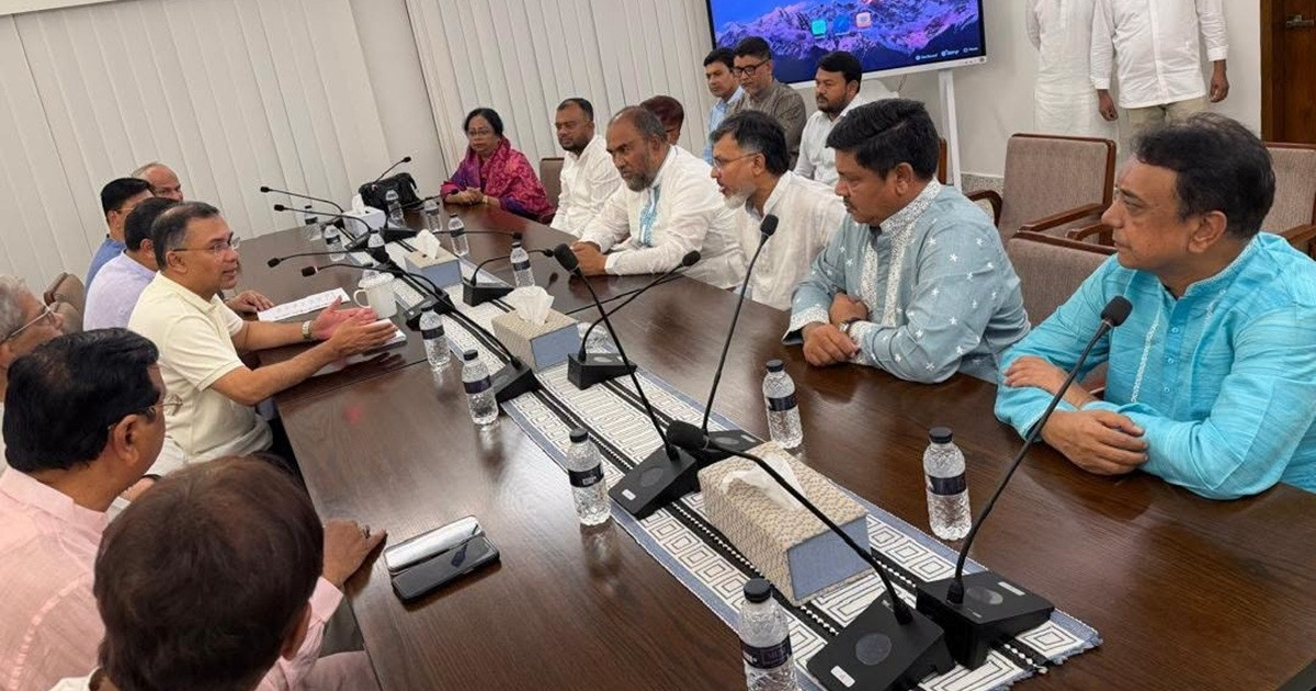 পরিচ্ছনকর্মীদের ঈদ বোনাস হস্তান্তর করলেন প্রধানমন্ত্রী