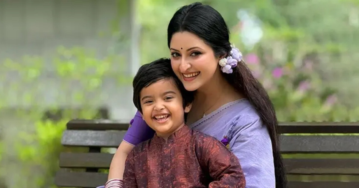 ছেলের অসুস্থতায় মাকে নিয়ে যা বললেন পরীমনি