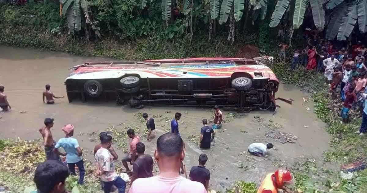ট্রাকের সঙ্গে সংঘর্ষে পুকুরে পড়ল বাস, নিহত ৪