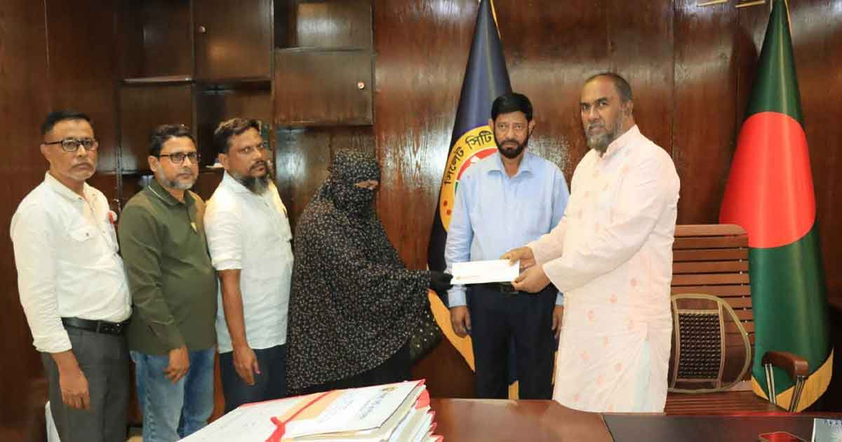 কর্মরত অবস্থায় মৃত সেই দুই কর্মীর পরিবার পেল ১৬ লাখ টাকা