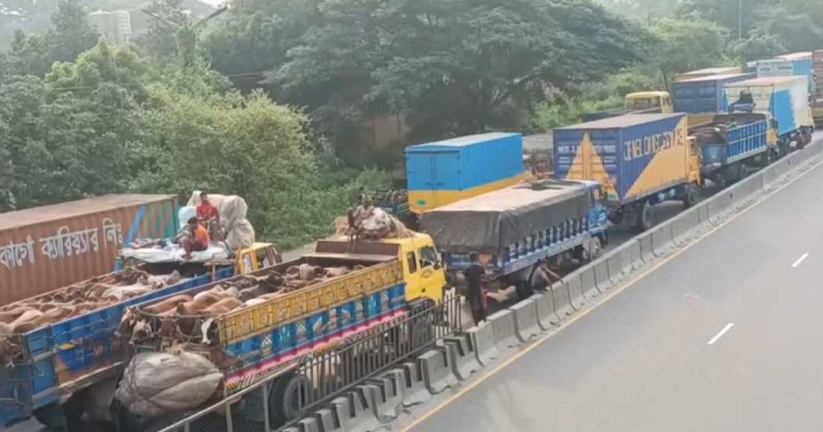 ঢাকা-চট্টগ্রাম মহাসড়কে ১৩ কিলোমিটার যানজট