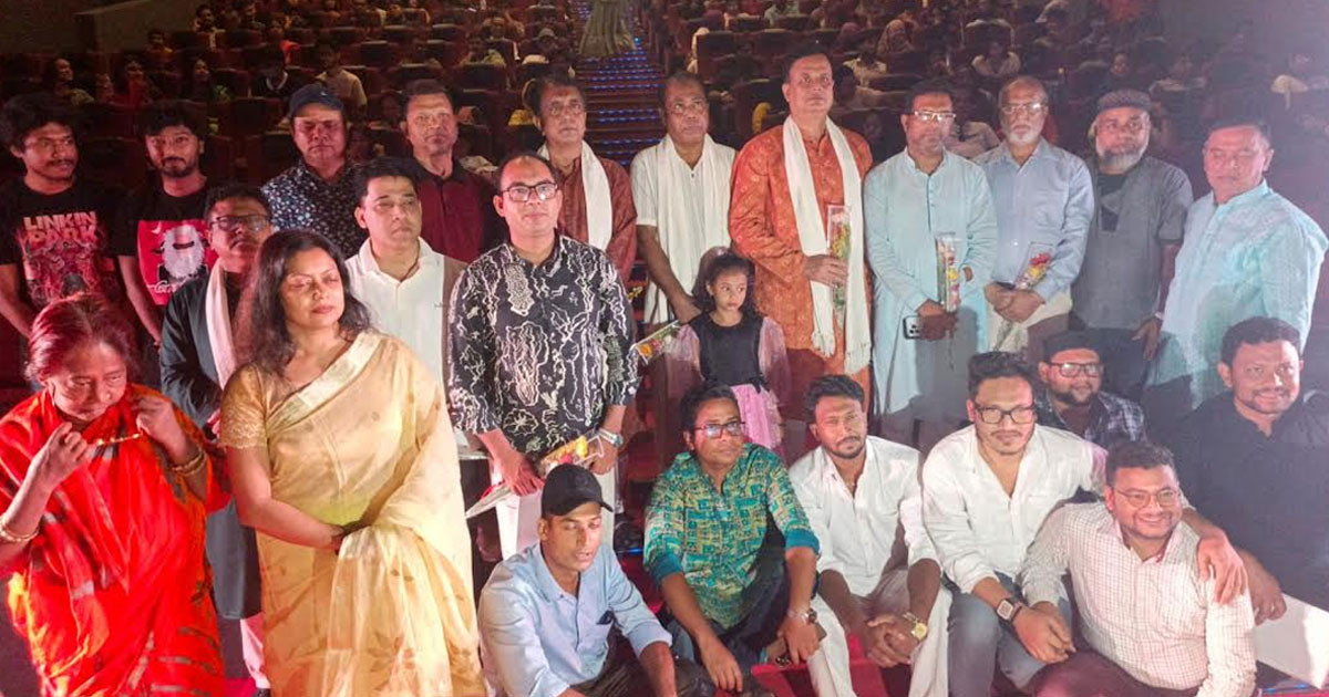 হলভর্তি দর্শকে বগুড়ায় ‘মুখোশ মুখো’র প্রদর্শনী
