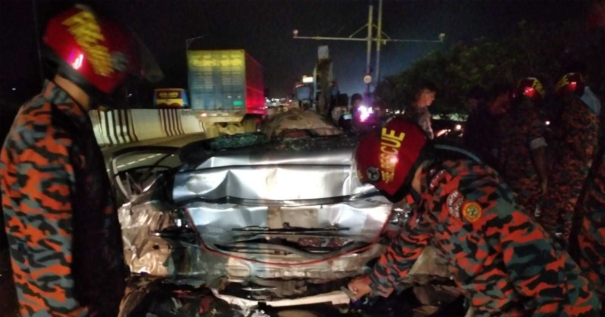 এক্সপ্রেসওয়েতে দুই ট্রাকের সংঘর্ষে নিহত ১