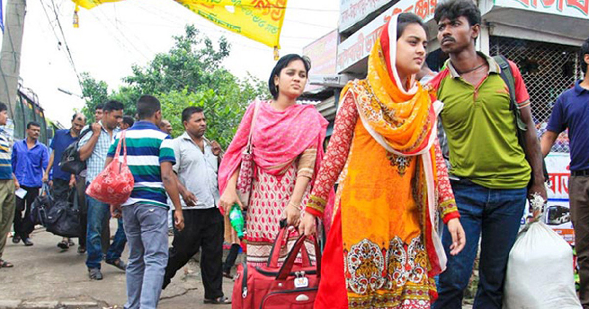 বাসটার্মিনালগুলোতে ভিড়, ঘরমুখো মানুষের মুখে উৎসবের ছাপ