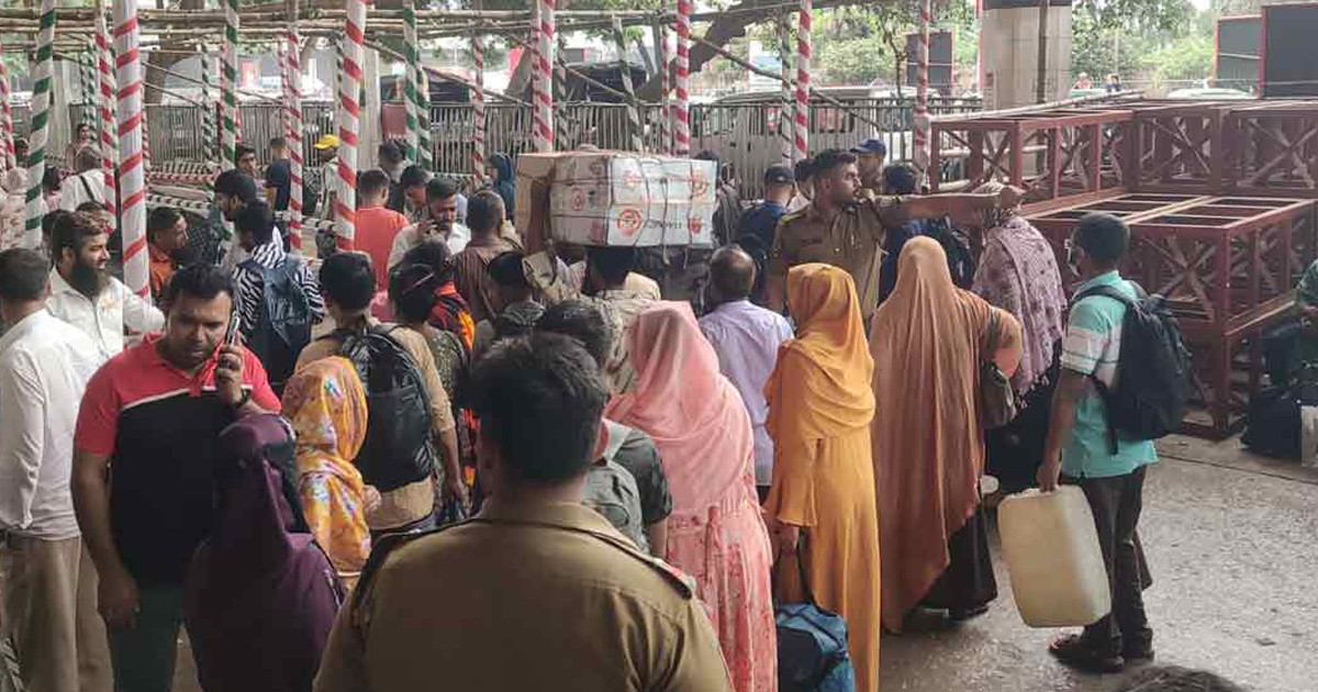 কমলাপুরে যাত্রীদের উপচেপড়া ভিড়, ২ ট্রেনের বিলম্ব