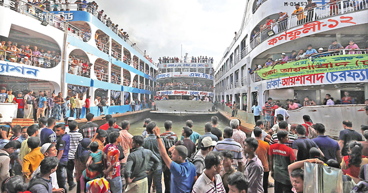 ভারী বৃষ্টিতে সদরঘাটে লঞ্চ চলাচল বন্ধ