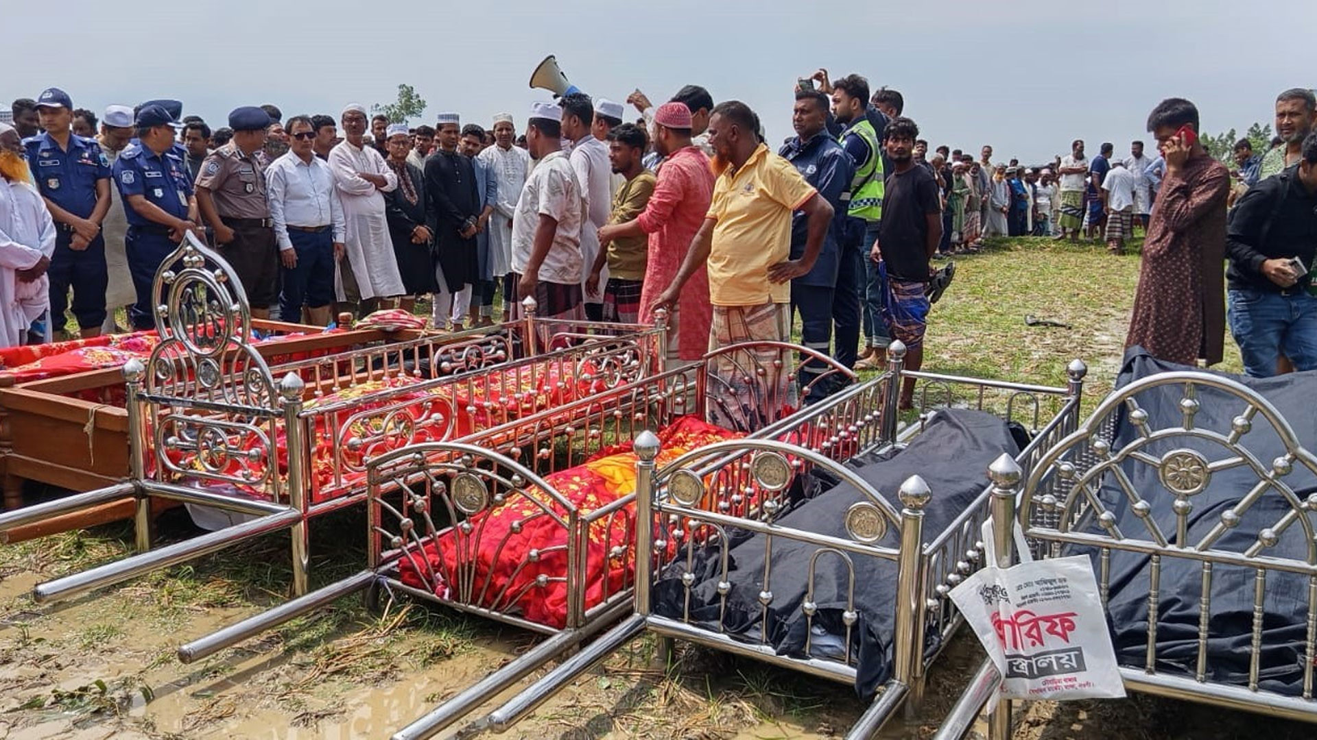 চিরনিদ্রায় শায়িত হলেন নওগাঁর ১০ যুবক, শোকে স্তব্ধ তিন গ্রাম