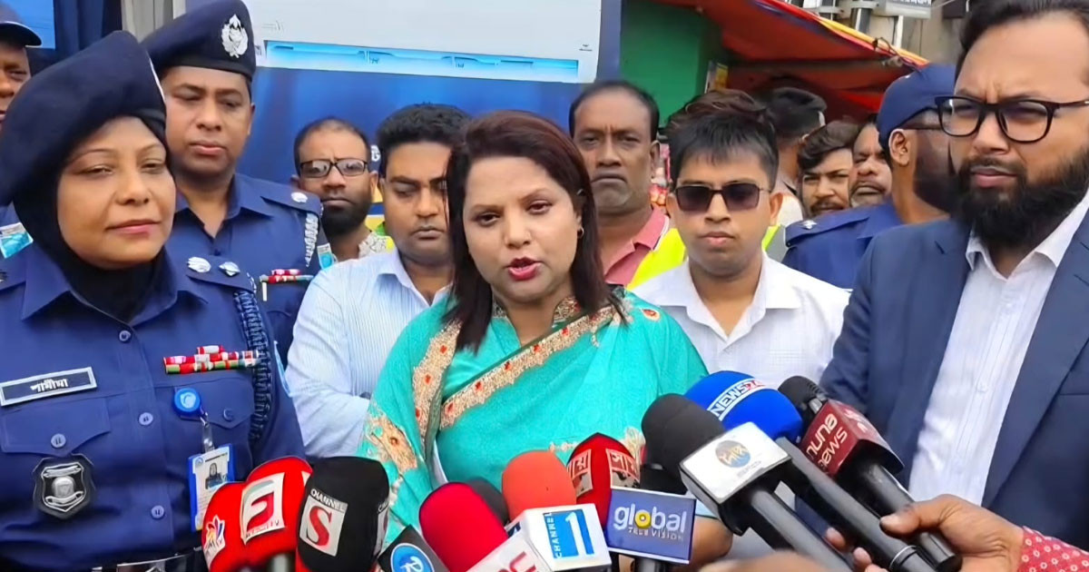 অতিরিক্ত ভাড়া আদায় ঠেকাতে বাসস্ট্যান্ড পরিদর্শনে ডিসি ফরিদা