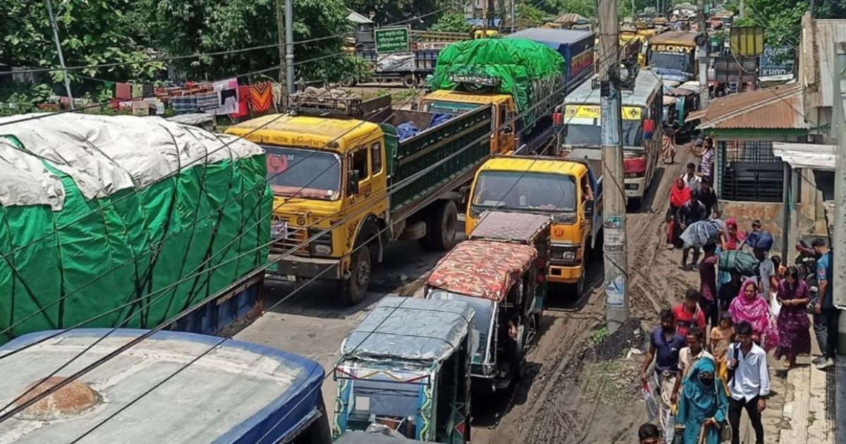 আরিচা-পাটুরিয়া ঘাটে যানবাহনের চাপ, বৃষ্টিতে ভিজে ভোগান্তিতে যাত্রীরা