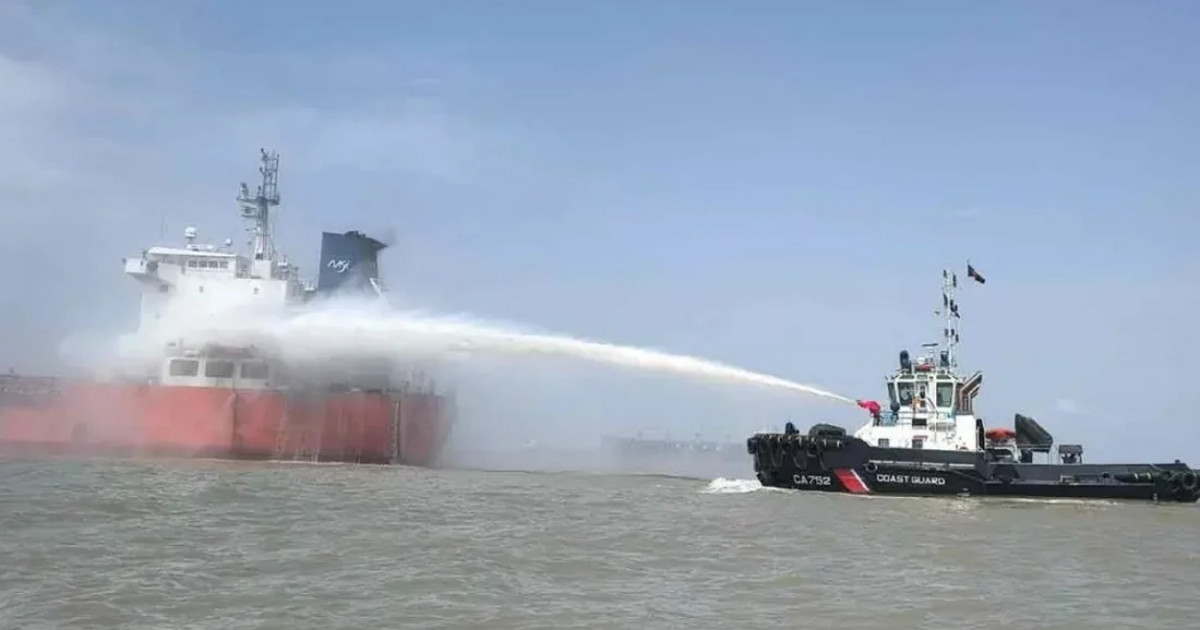 চট্টগ্রামে বন্দরে তেলবাহী জাহাজে আগুন