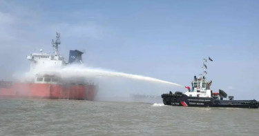 চট্টগ্রামে বন্দরে তেলবাহী জাহাজে আগুন