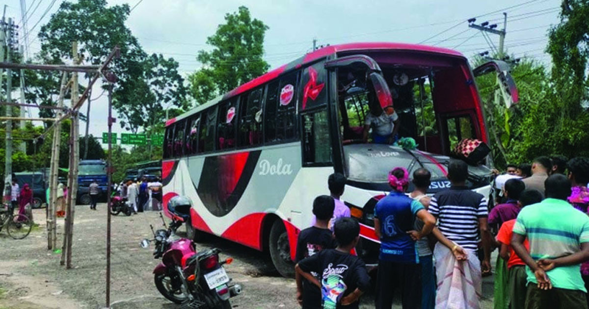 ঈদের আনন্দে বিষাদের ছায়া, সারা দেশে সড়কে ঝরল ১৫ প্রাণ