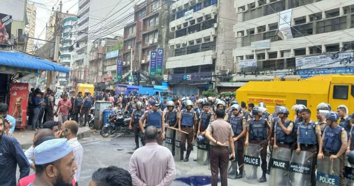 ইসলামী ব্যাংকের সামনে পুলিশের লাঠিচার্জ, টিয়ারশেল-জলকামান নিক্ষেপ