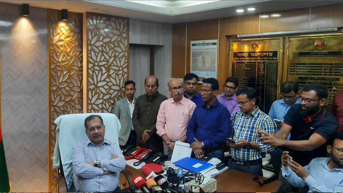 জ্বালানি তেলের দাম বৃদ্ধি নিয়ে মুখ খুললেন তথ্যমন্ত্রী