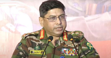 পবিত্র হজ পালন শেষে দেশে ফিরেছেন সেনাপ্রধান