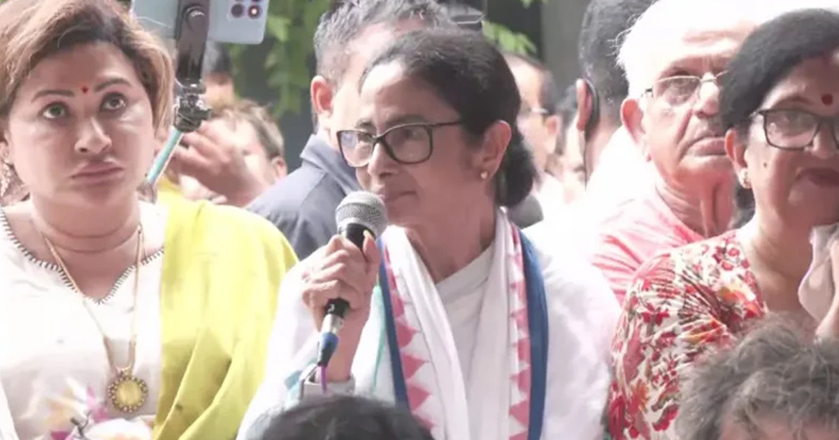বেঁচে থাকলে বিজেপিকে সরাবই,আমাকে আটকাতে পারবে না: মমতা