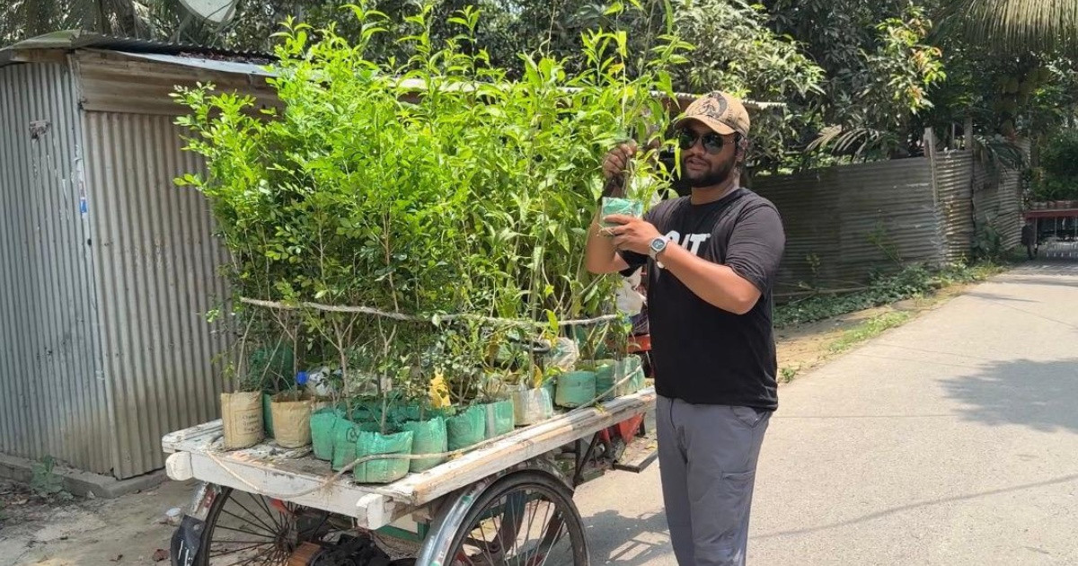 বাবার কবরের ফুলগাছ চুরি, পুরো গ্রাম জুড়ে ফুলগাছ লাগালেন যুবক