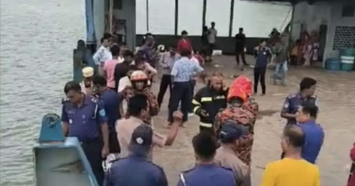 আবারও পদ্মা নদীতে পড়ল যাত্রীবাহী বাস