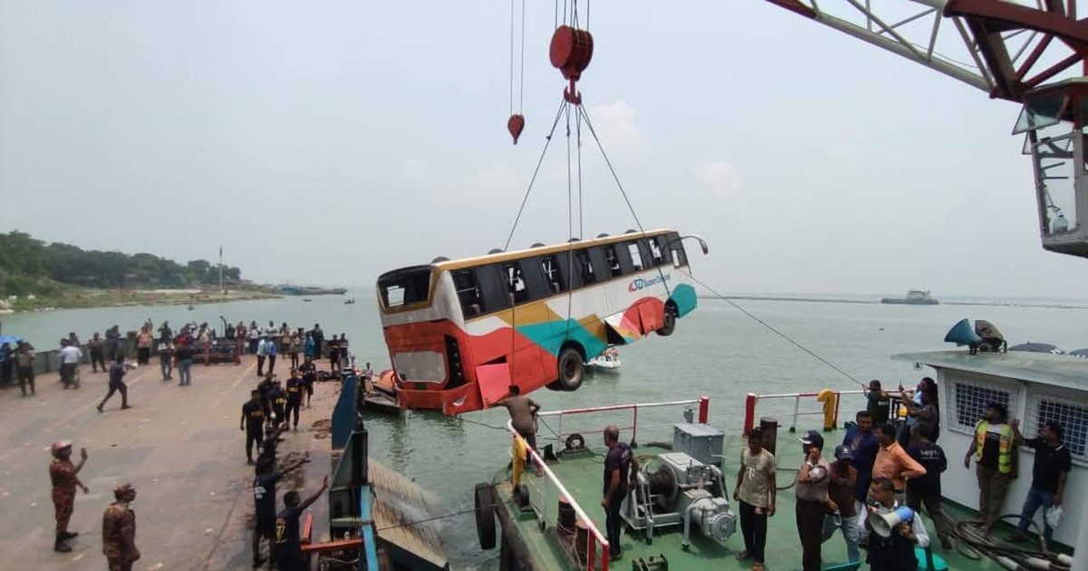 পদ্মা নদীতে ডুবে যাওয়া বাস উদ্ধার