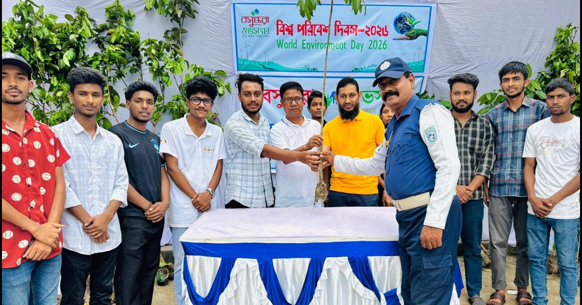লালমনিরহাটে প্লাস্টিকের বিনিময়ে গাছের চারা বিতরণ করল বসুন্ধরা শুভসংঘ