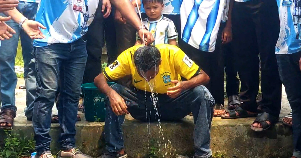 দুধ দিয়ে গোসল করে ব্রাজিল ছেড়ে আর্জেন্টিনাকে সমর্থন