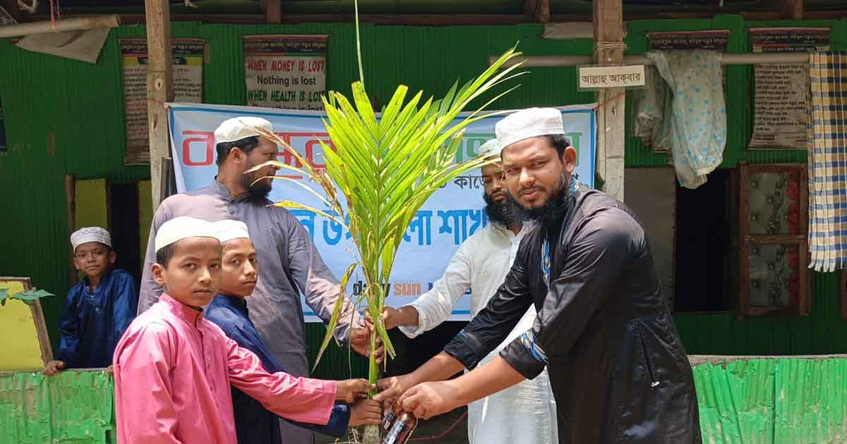 চরফ্যাশনে শিক্ষার্থীদের প্লাস্টিকের বিনিময়ে গাছের চারা উপহার দিলো বসুন্ধরা শুভসংঘ