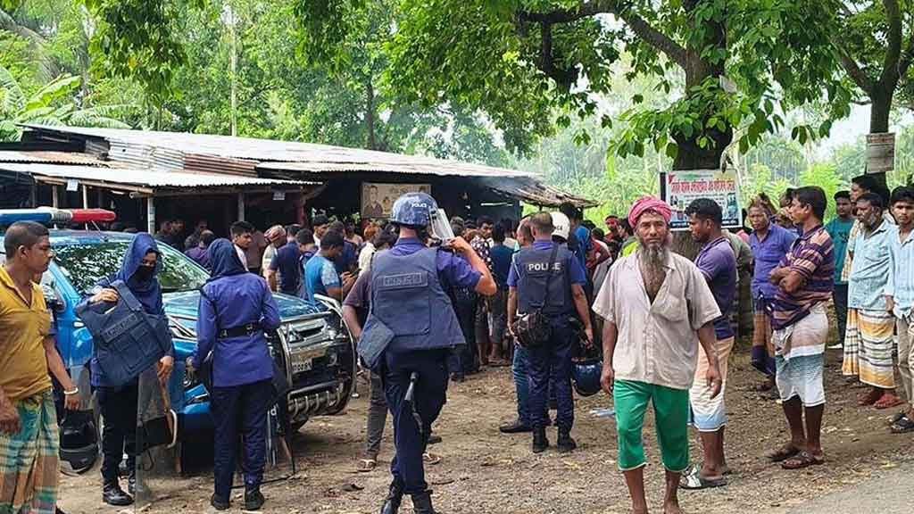 প্রেম নিয়ে দ্বন্দ্ব, মাইকে ঘোষণা দিয়ে দফায় দফায় ত্রিমুখী সংঘর্ষে আহত ১৬