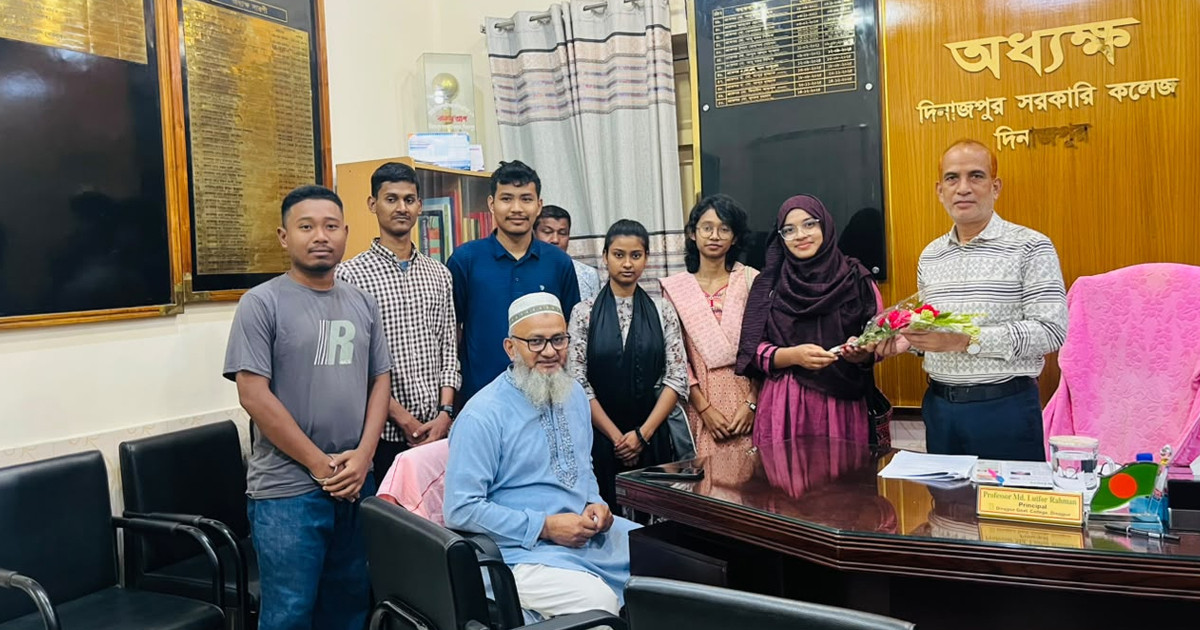 বসুন্ধরা শুভসংঘ দিনাজপুর সরকারি কলেজ শাখার প্রধান উপদেষ্টাকে ফুলের শুভেচ্ছা