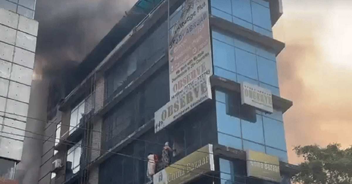 রাজধানীর ধানমন্ডিতে বহুতল ভবনে আগুন