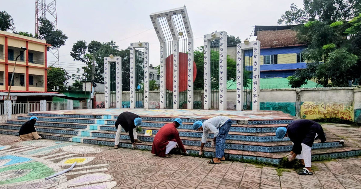 বসুন্ধরা শুভসংঘের উদ্যোগেআগাছামুক্ত হলো পঞ্চগড় কেন্দ্রীয় শহীদ মিনার চত্বর