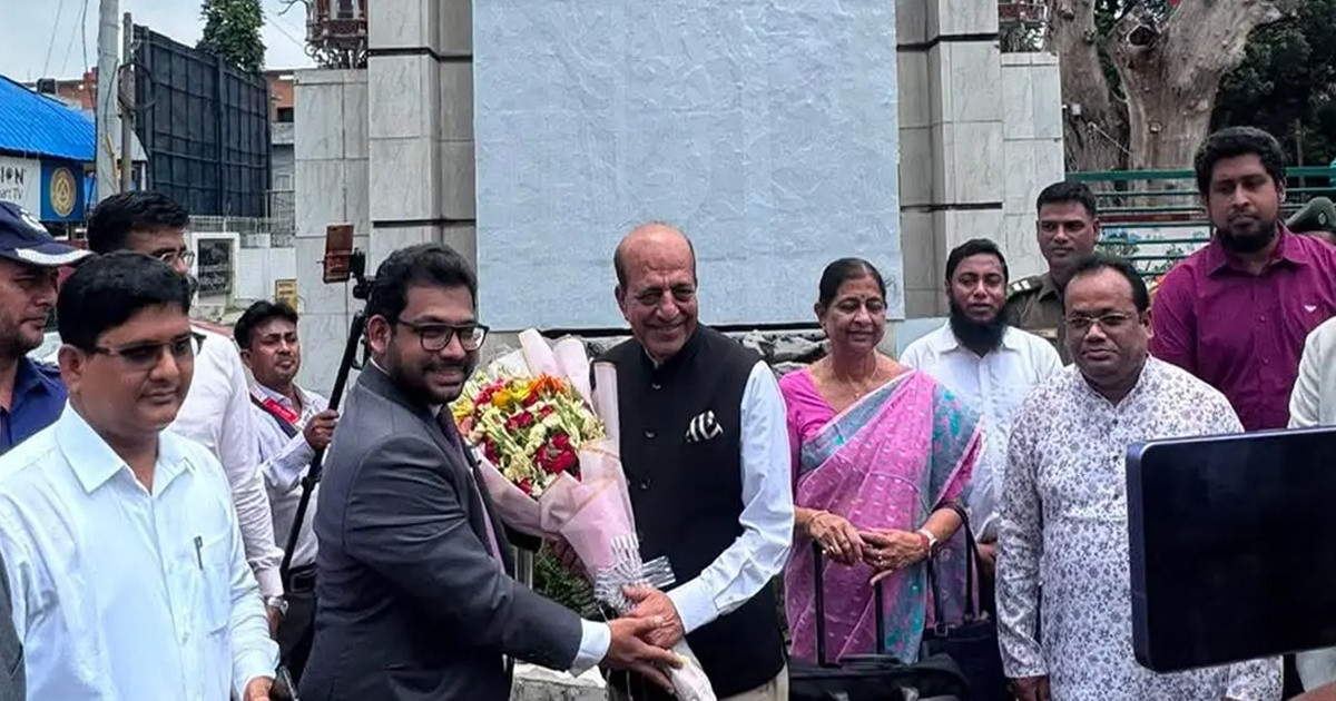 ভারতের নতুন হাইকমিশনার বিজেপি নেতা দিনেশ ত্রিবেদী বাংলাদেশে পৌঁছেছেন
