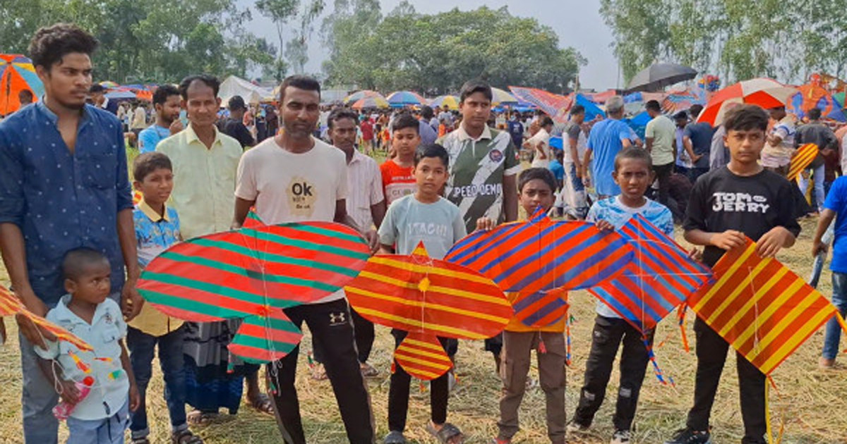 শতবর্ষী ঐতিহ্যের সন্ন্যাসতলীর ঘুড়ির মেলায় দর্শনার্থীদের ঢল